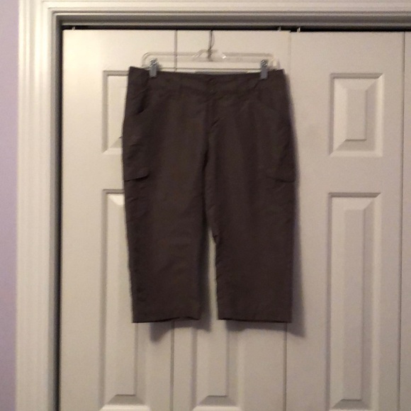 Columbia Omni Shade Taupe Capri hiking pants, size 4 - Picture 1 of 10